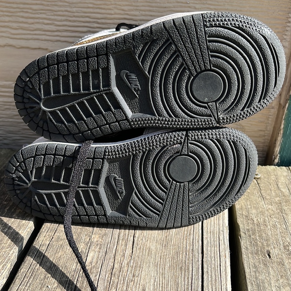 Jordan 1s - Picture 4 of 4